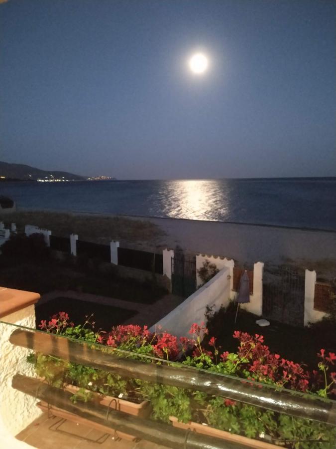 In Front Of The Beach - La Terrazza Sul Mare Флумини-ди-Кварту Экстерьер фото